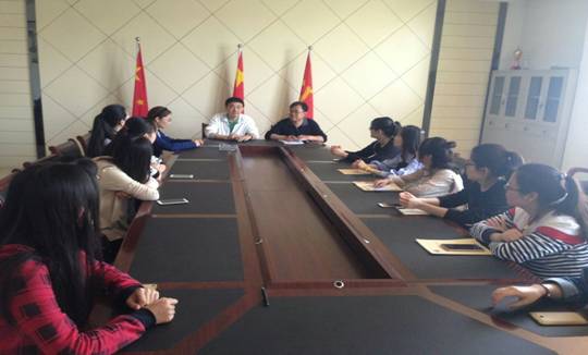晋书记与支教的员工开座谈会